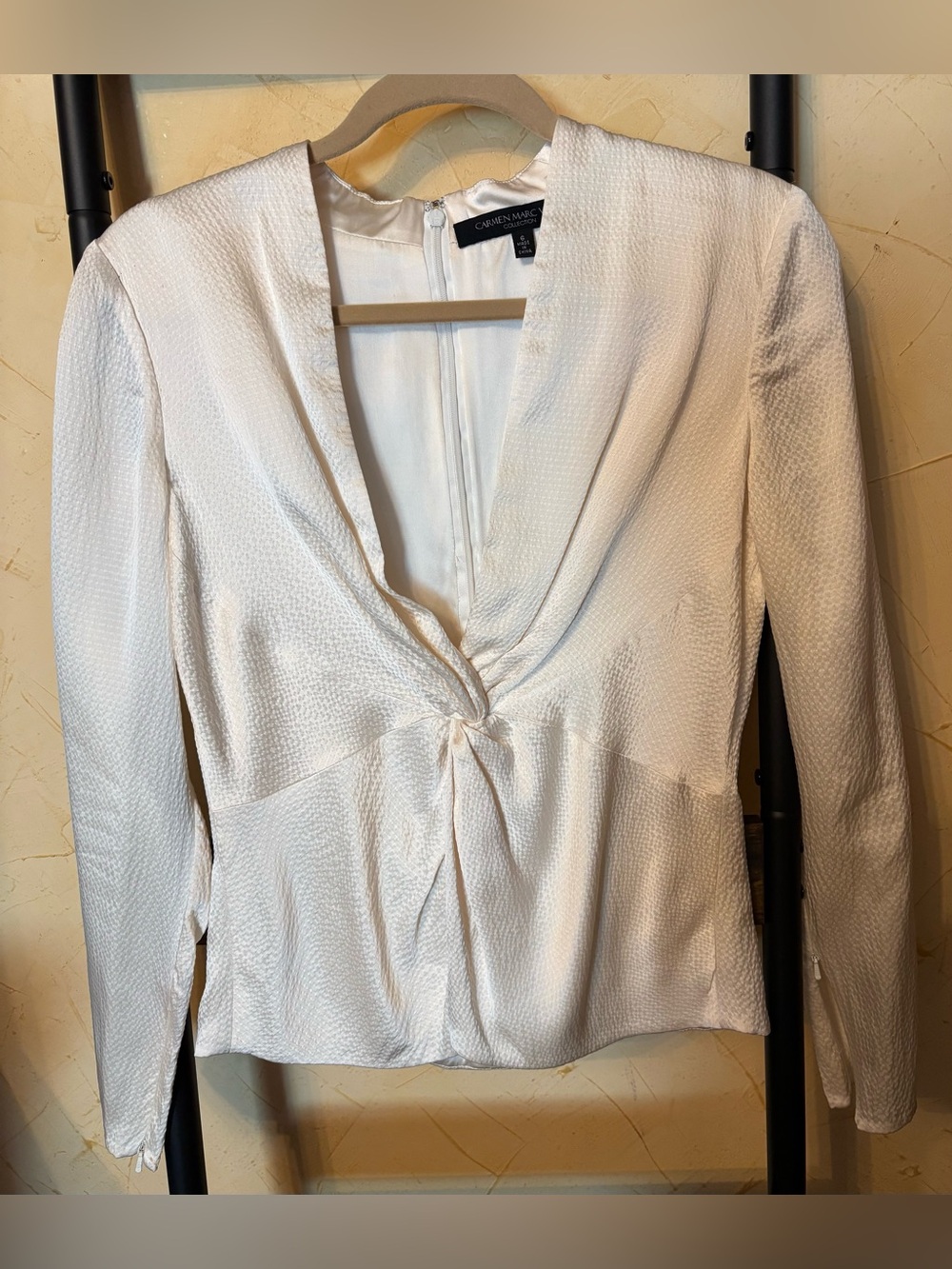 Carmen Marc Valvo Size 6 100% Silk Long Sleeve Top